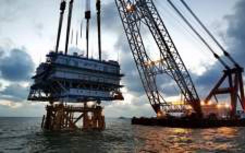 三峽新能源江蘇大豐300兆瓦海上風電項目220kV海上升壓站順利完成吊裝