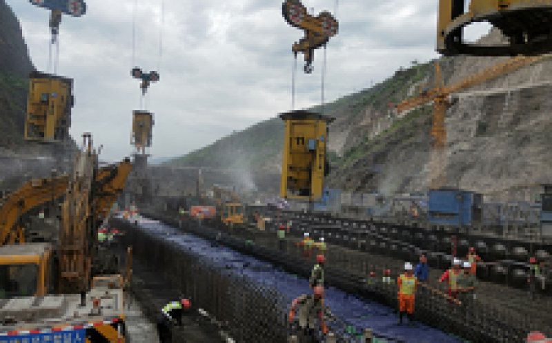 白鶴灘水電站大壩首個(gè)導(dǎo)流底孔順利封頂澆筑