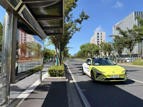 上海臨港首批無人駕駛智能網聯出租車正式開放運營