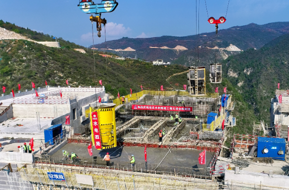 中國(guó)陜西東莊水利樞紐工程大壩全線澆筑到頂