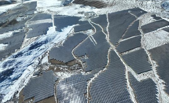 世界最大水光互補(bǔ)項(xiàng)目關(guān)鍵工程索絨光伏電站并網(wǎng)發(fā)電